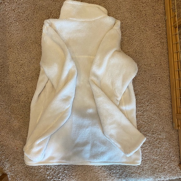 White Fluffy Patagonia Fleece Pull Over - Picture 3 of 3